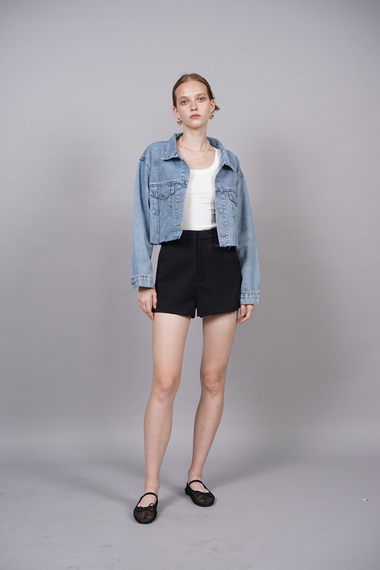 EVERYDAY / Cropped Fray Hem Denim Jacket in Blue