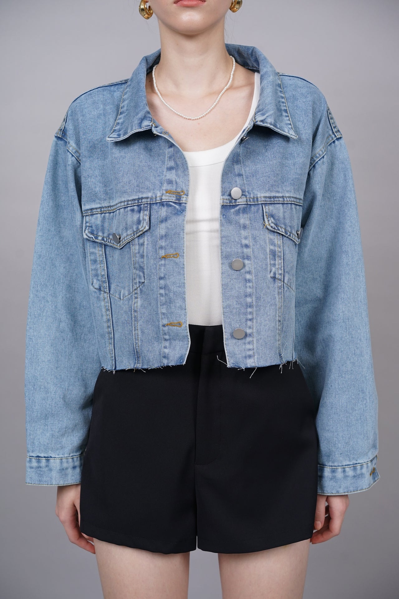 EVERYDAY / Cropped Fray Hem Denim Jacket in Blue