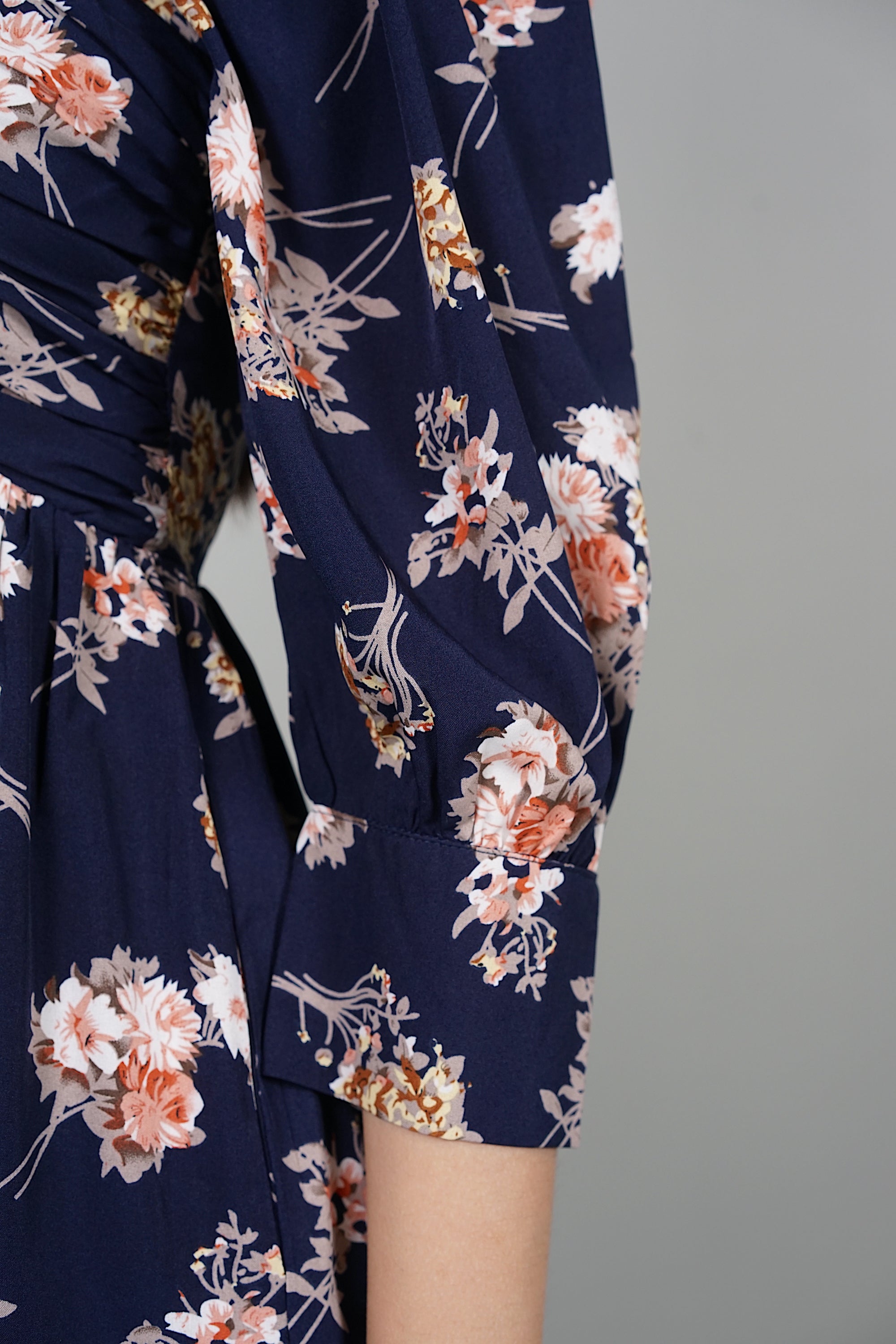 Julissa Gathered Puffy Dress in Navy Floral – mds.store