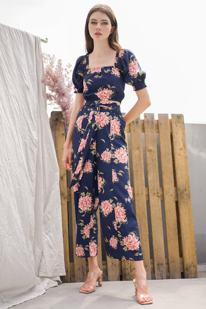 Yurie Puffy Top in Navy Floral